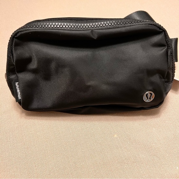 NWT Lululemon Everywhere Belt Bag - Picture 4 of 9